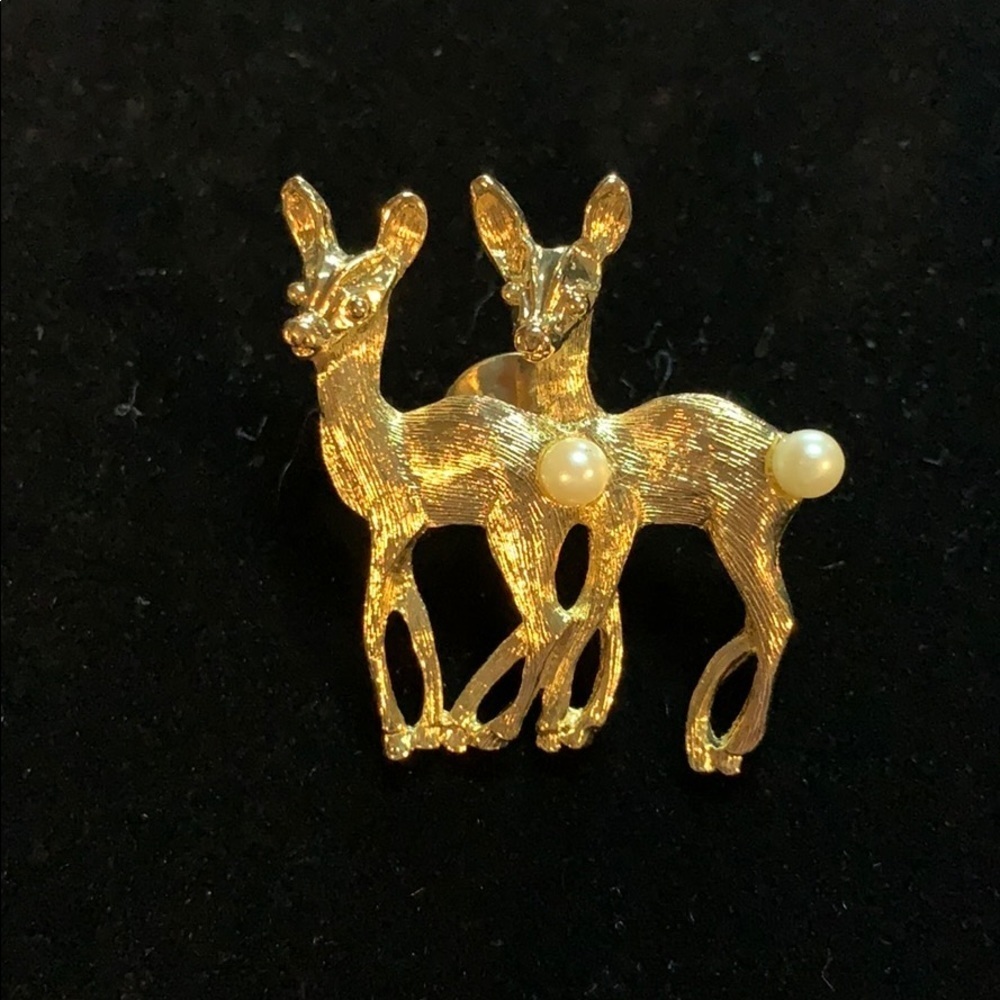 Vintage “White Tail Deer” Pin Gold w/ Faux Pearl